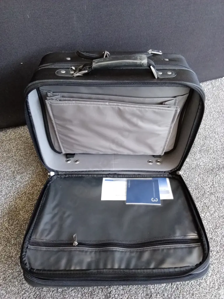 2 SUITCASES AND A DUFFLE BAG Image 1++