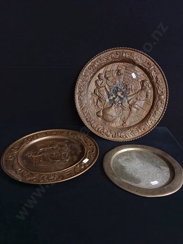 3 PIECES VINTAGE BRASS WALL PLATES Image 1++