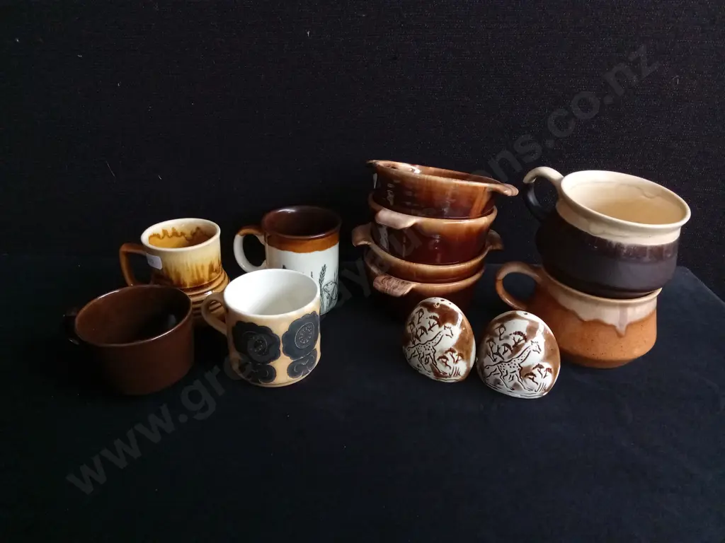 VINTAGE EARTH TONED CROWN LYNN AND KELSTON CERAMICS MIX, 12 PIECES Image 1++