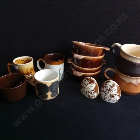 VINTAGE EARTH TONED CROWN LYNN AND KELSTON CERAMICS MIX, 12 PIECES