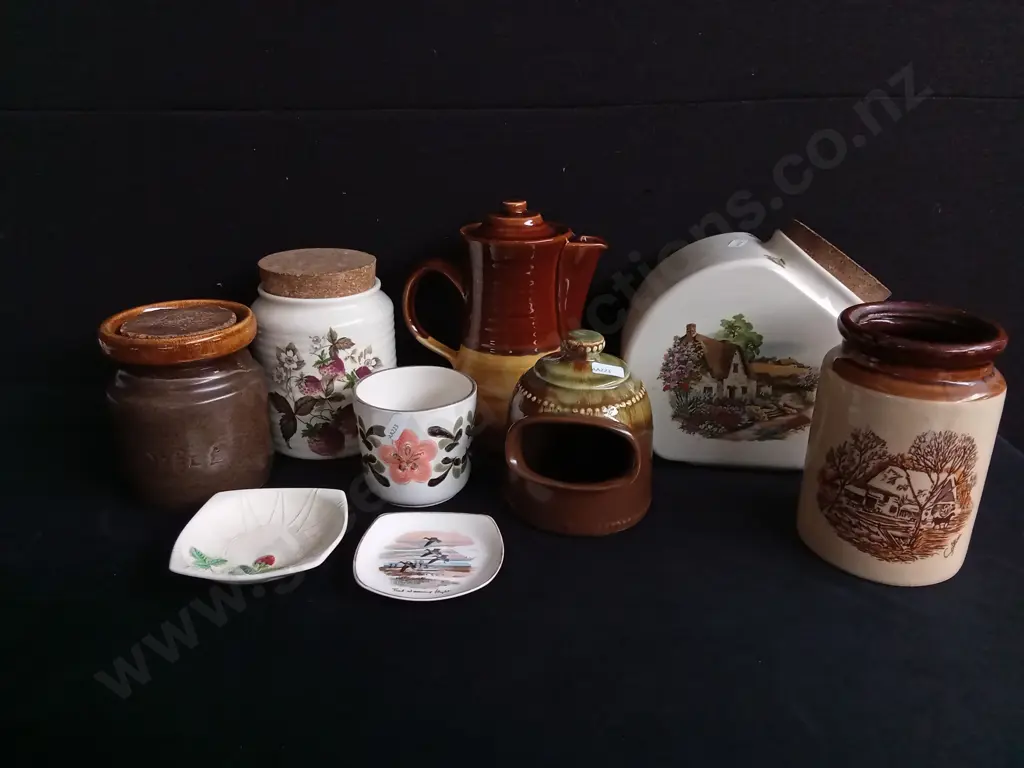 VINTAGE POTTERY COLLECTION, INCLUDING CROWN LYNN, TITIANWARE, MIDWINTER STYLECRAFT. 9 PIECES Image 1++