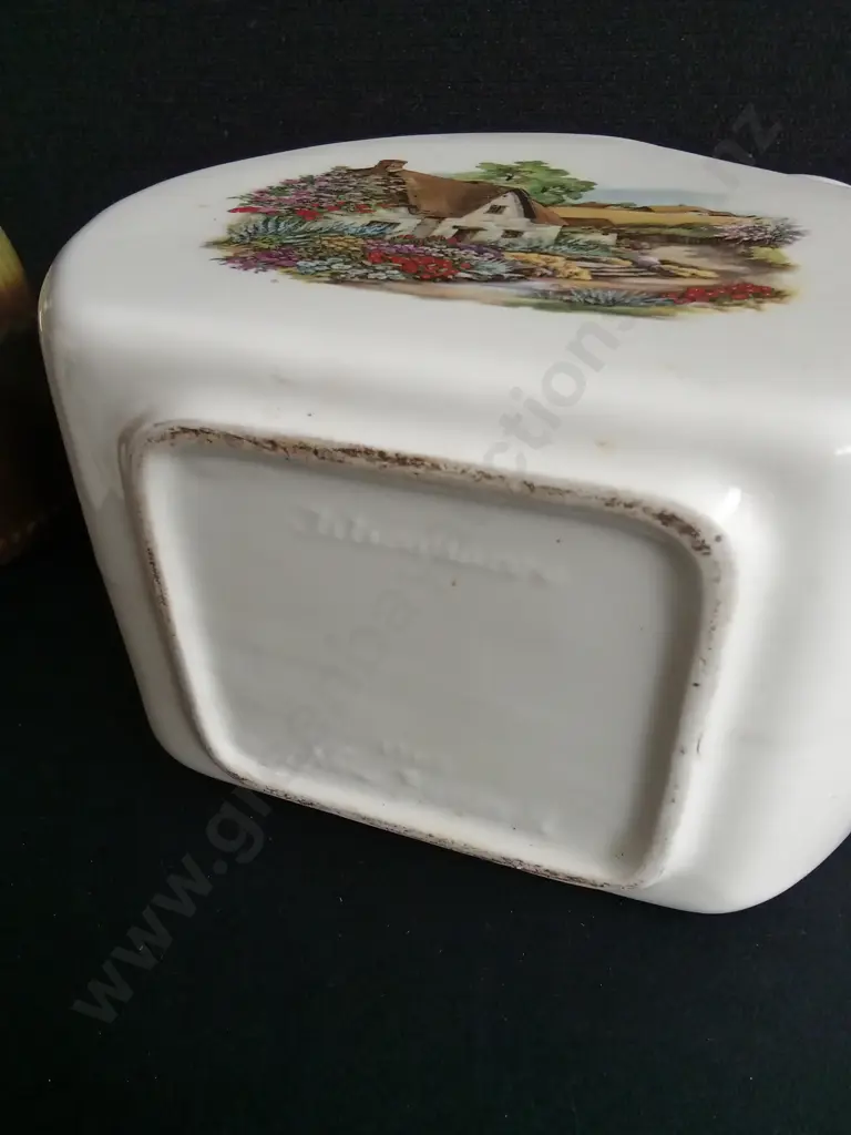 VINTAGE POTTERY COLLECTION, INCLUDING CROWN LYNN, TITIANWARE, MIDWINTER STYLECRAFT. 9 PIECES Image 1++