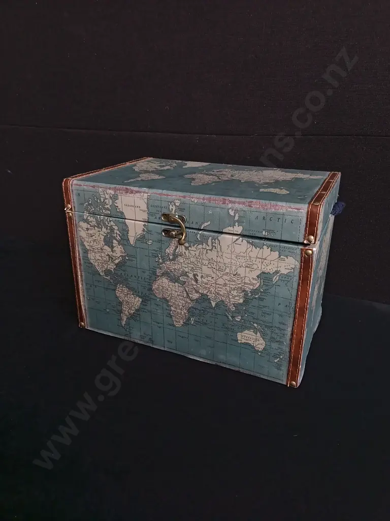 WORLD MAP CHEST AND CONTENTS, W 37 CM X H 26 CM Image 1++