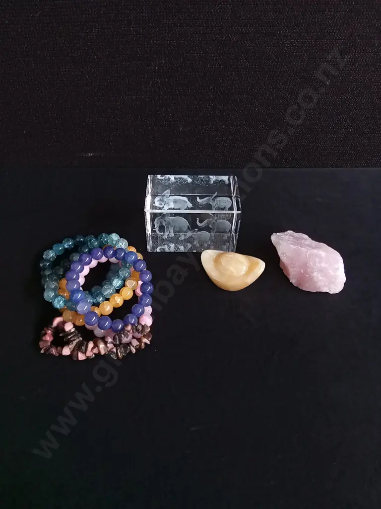 MIX OF CRYSTALS, INCLUDING BRACELETS Image 1++