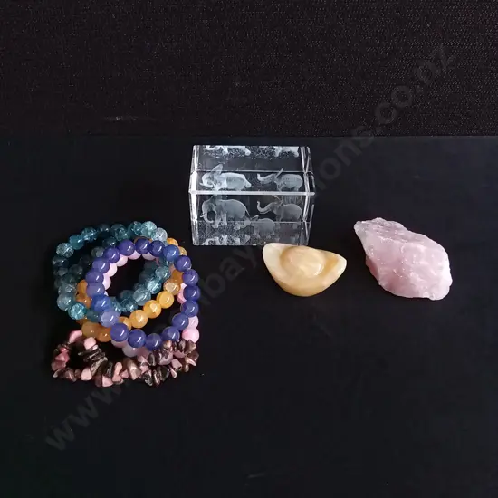 MIX OF CRYSTALS, INCLUDING BRACELETS
