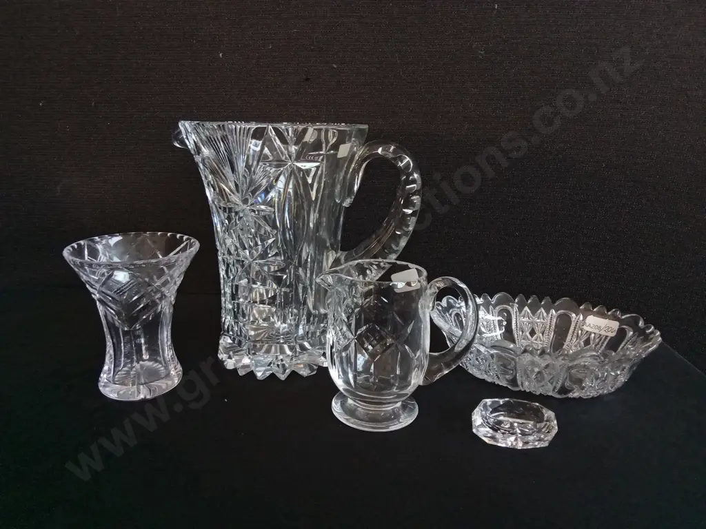 MIX OF GLASS ITEMS, INCLUDING A TUDOR ENGLAND BRITISH LEAD CRYSTAL Image 1++