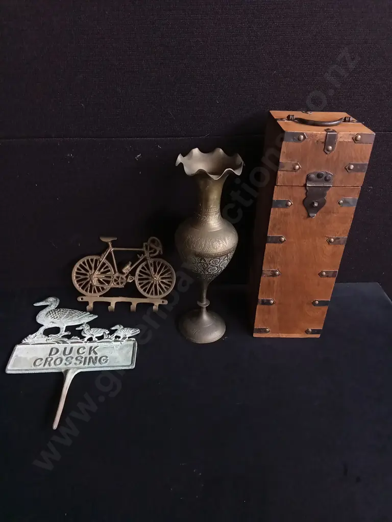 4 PIECES DECORATIVE ITEMS Image 1++