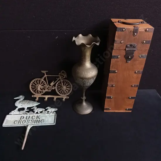 4 PIECES DECORATIVE ITEMS
