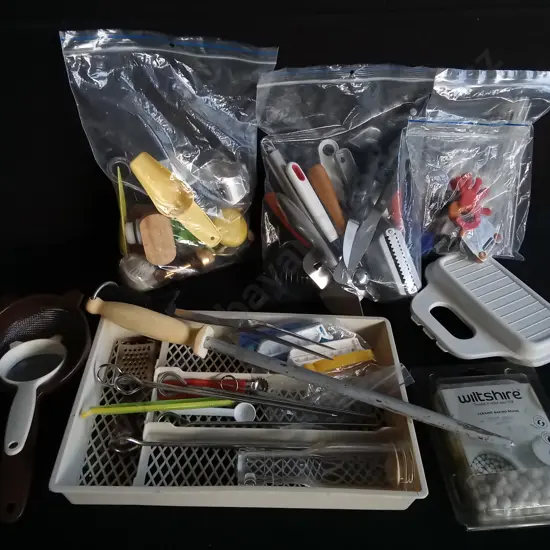 MIX OF KITCHEN ITEMS