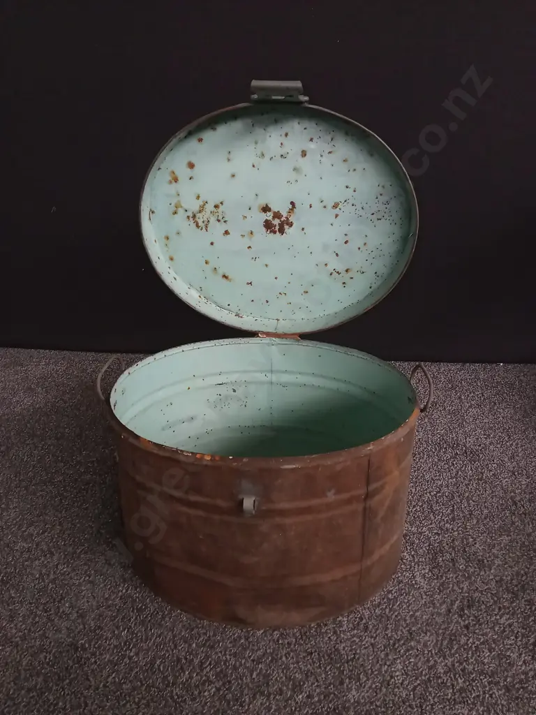 ANTIQUE OVAL TIN HAT BOX Image 1++