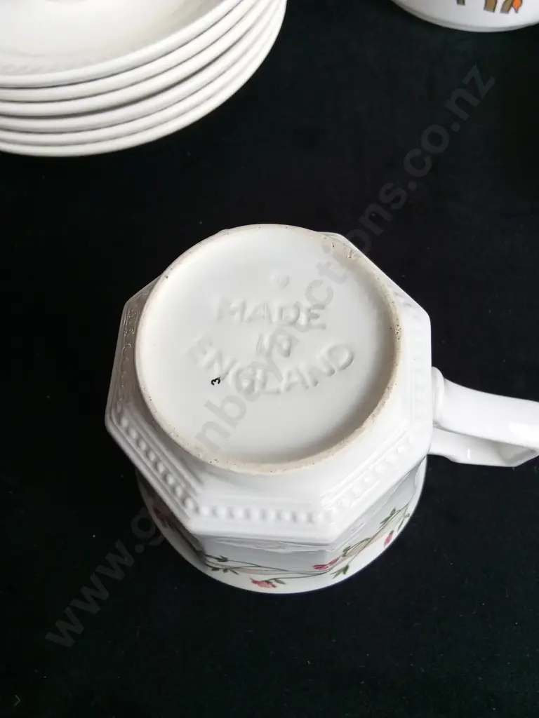 GROUP OF VINTAGE TEA ITEMS Image 1++
