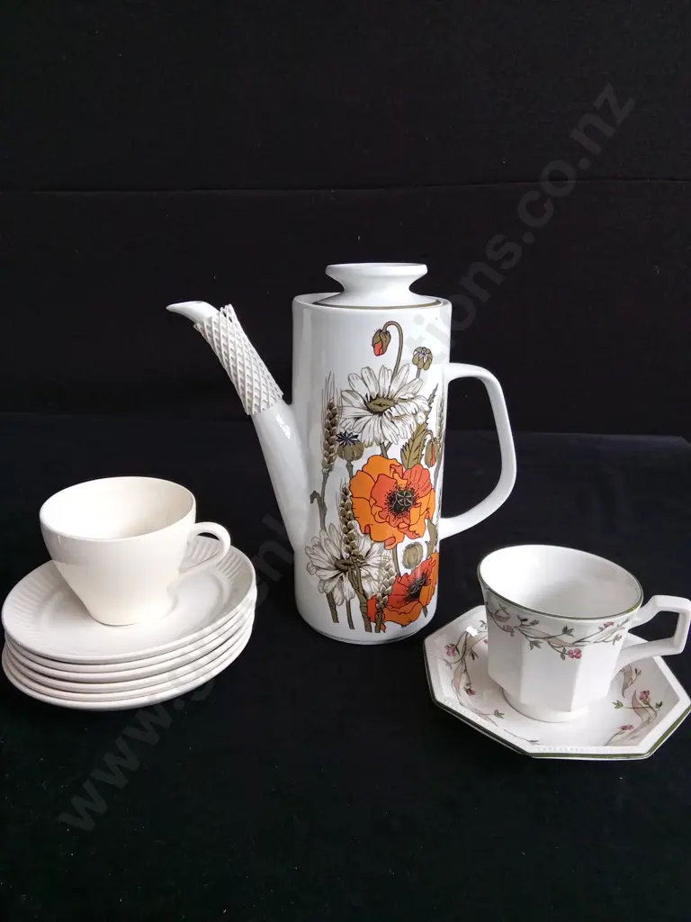 GROUP OF VINTAGE TEA ITEMS Image 1++