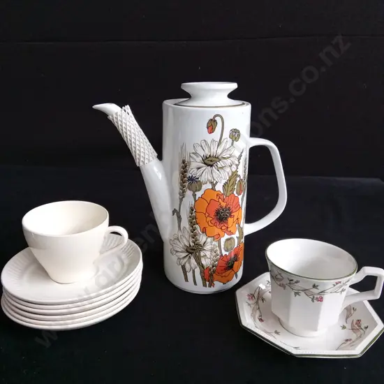GROUP OF VINTAGE TEA ITEMS