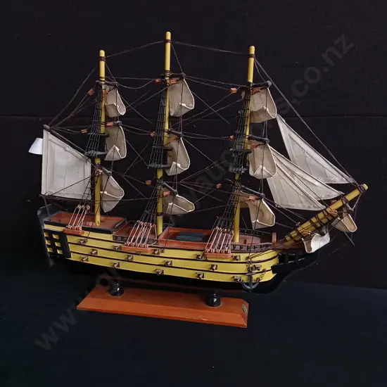 VINTAGE "H. M. S VICTORY" NAUTICALIA LONDON HMS VICTORY WOODEN SHIP, FULLY ASSEMBLED, H 43 CM