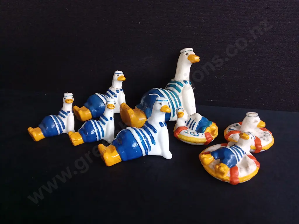 8 NOVELTY DUCK CANDLES, ONE DAMAGED Image 1++