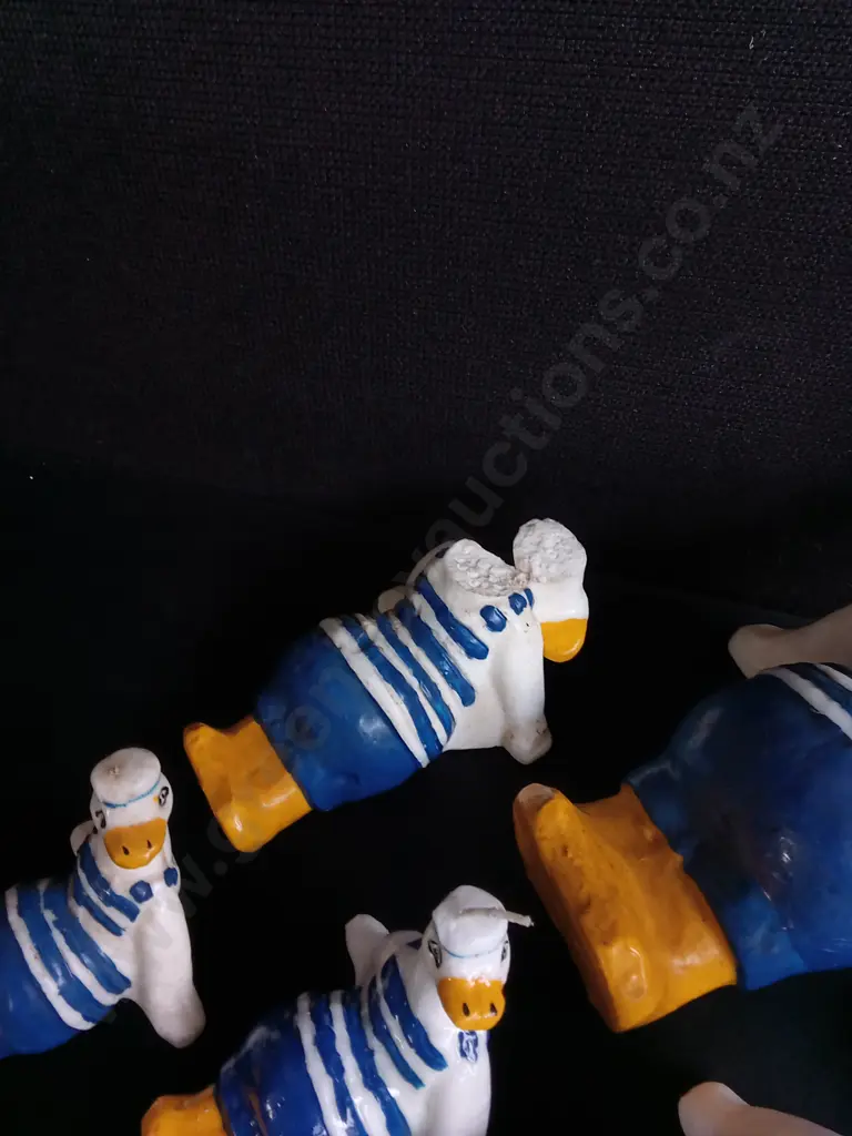 8 NOVELTY DUCK CANDLES, ONE DAMAGED Image 1++