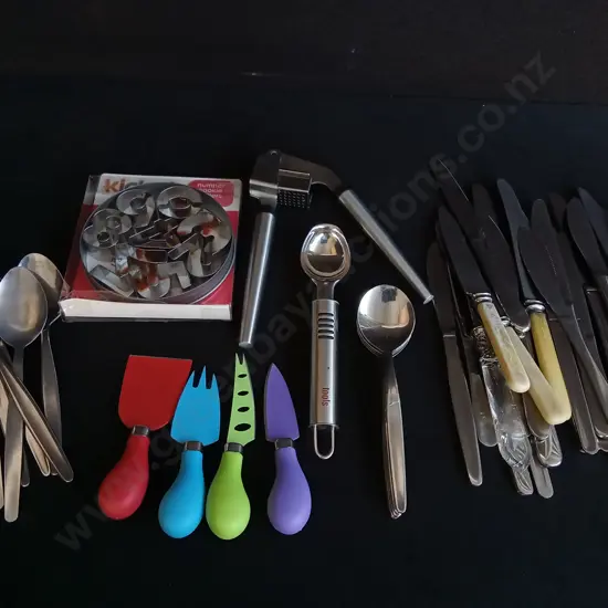 MIX OF KITCHENWARE