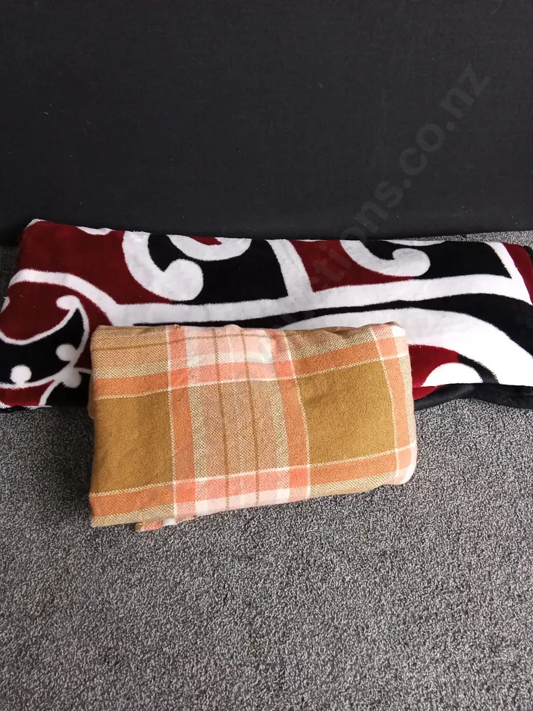 2 BLANKETS ONE WITH MĀORI DESIGN Image 1++