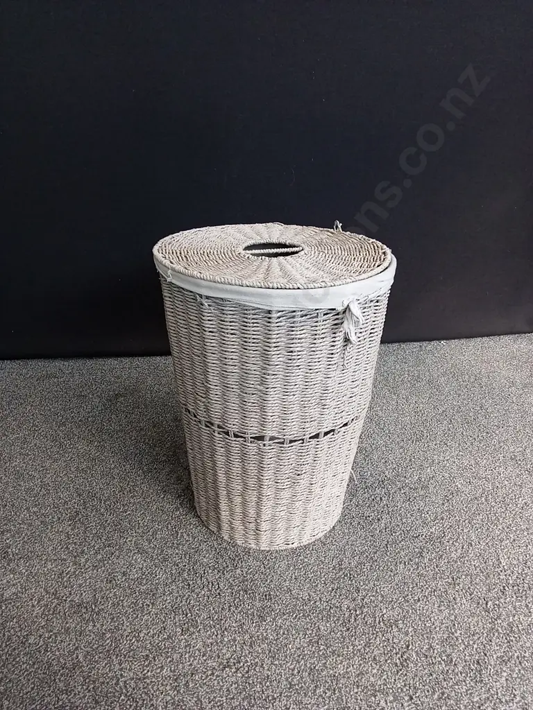 WICKER LAUNDRY BASKET Image 1++
