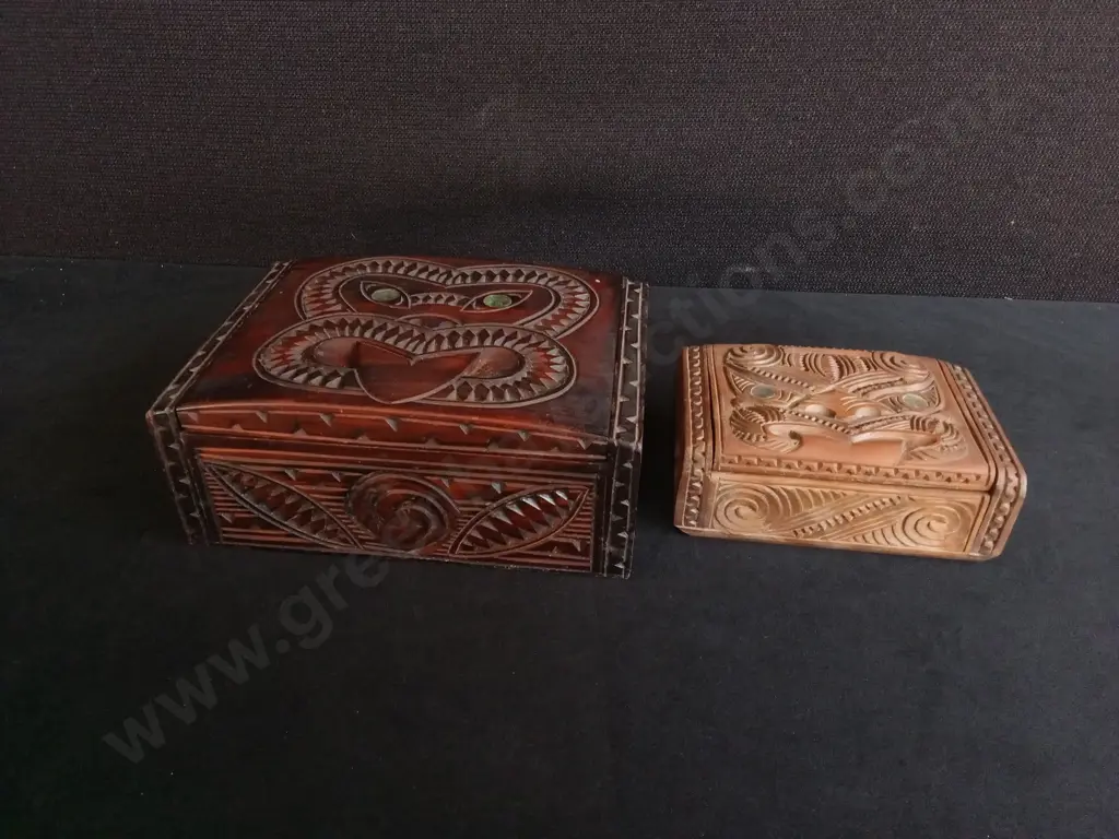 PAIR OF VINTAGE MAORI STYLE HAND CARVED WOODEN TRINKET BOXES, AND FLAX BAG Image 1++