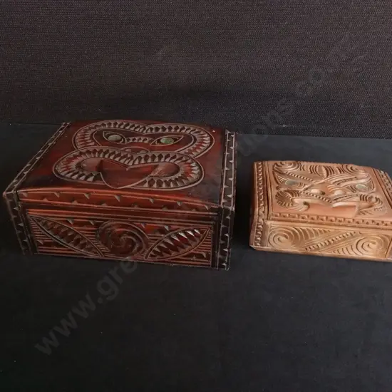 PAIR OF VINTAGE MAORI STYLE HAND CARVED WOODEN TRINKET BOXES, AND FLAX BAG