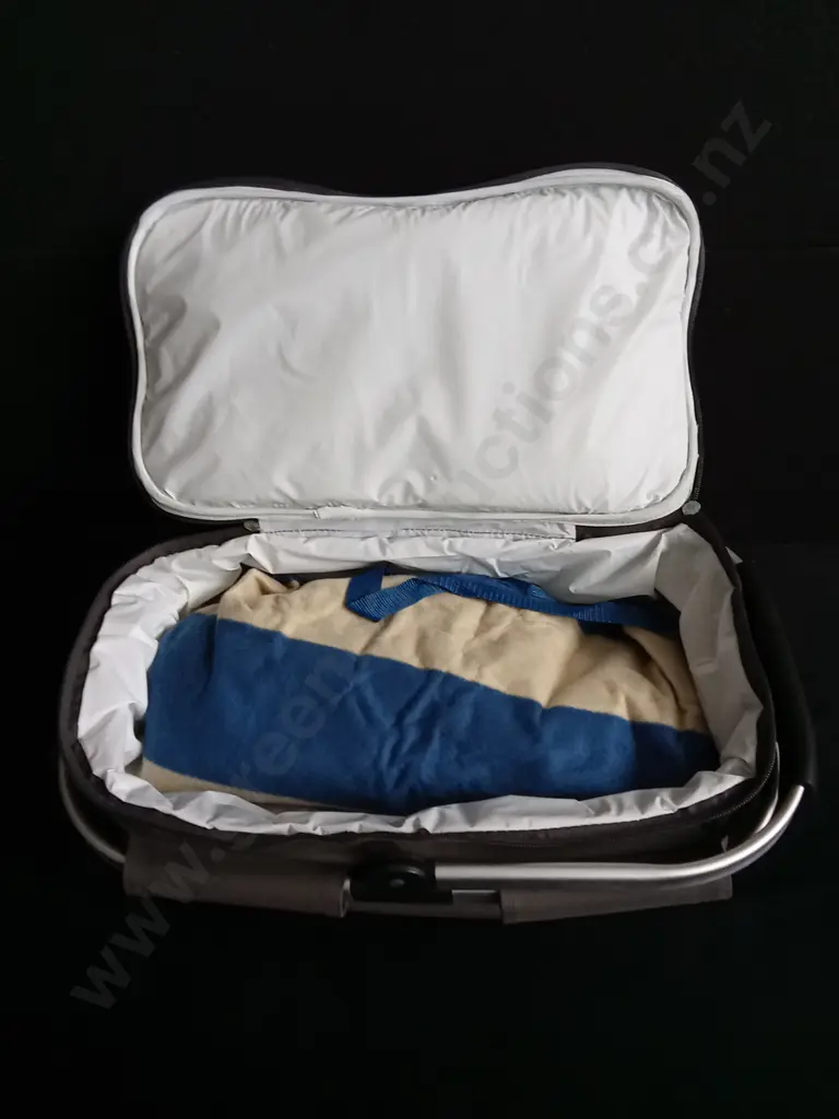 PICNIC SET, INCLUDING DINNERWARE AND PICNIC BLANKET Image 1++