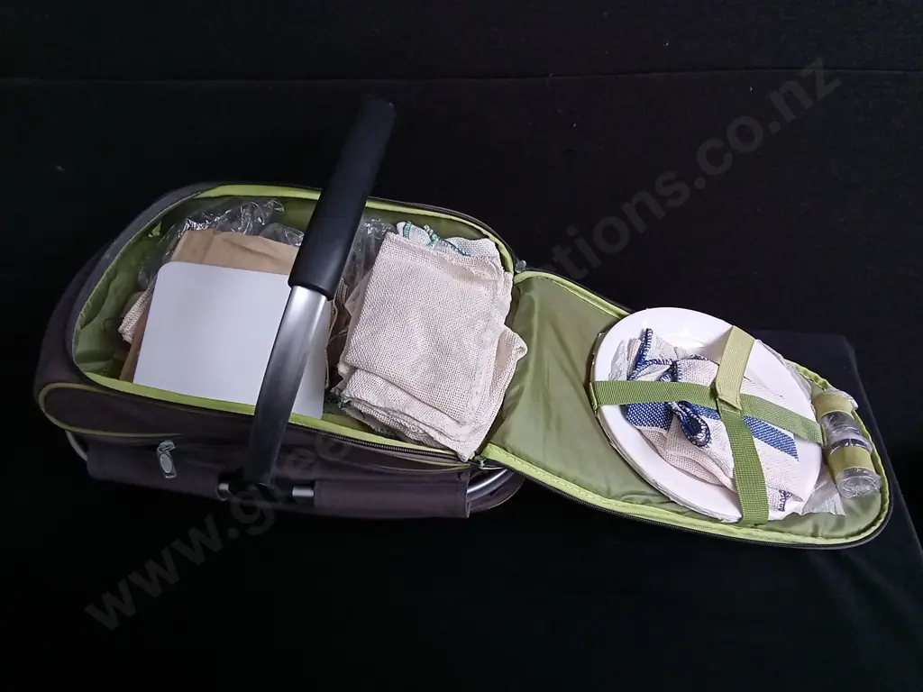 PICNIC SET, INCLUDING DINNERWARE AND PICNIC BLANKET Image 1++