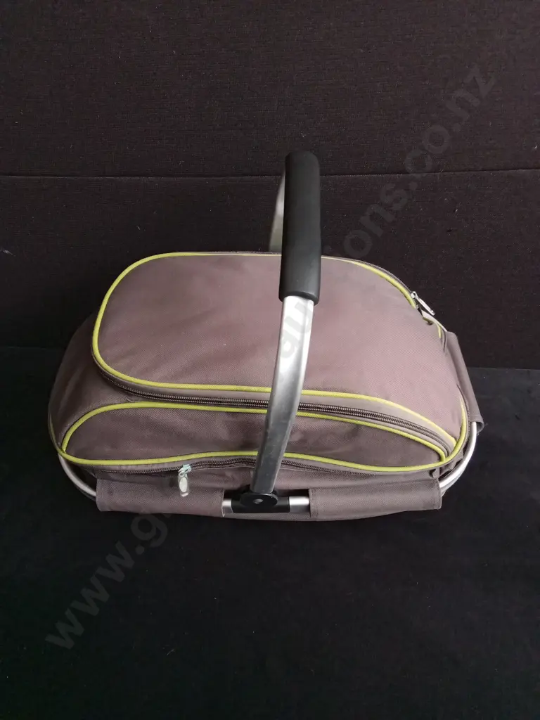 PICNIC SET, INCLUDING DINNERWARE AND PICNIC BLANKET Image 1++