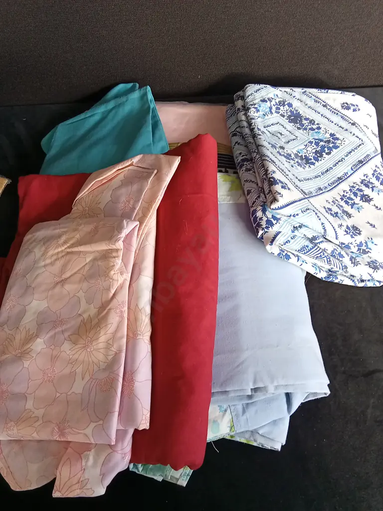 BOX OF BEDDING Image 1++