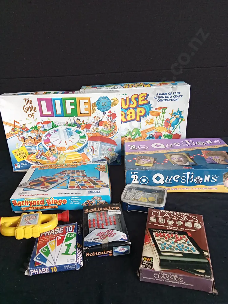 BOX OF VINTAGE GAMES AND TOYS Image 1++