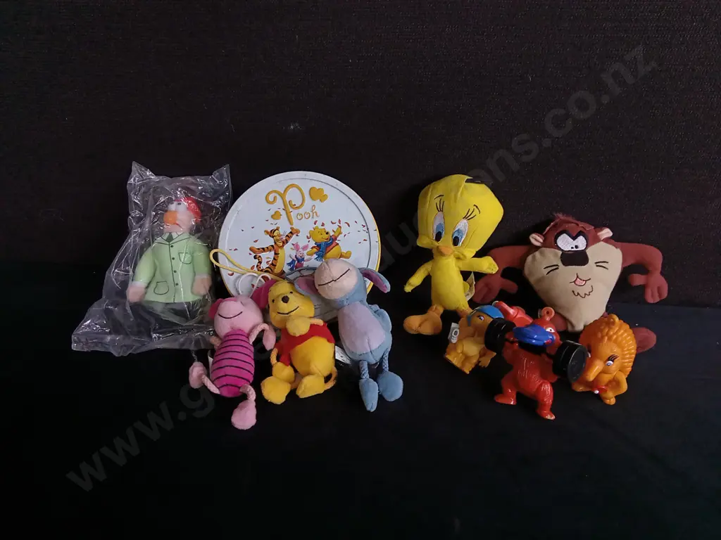 COLLECTION OF VINTAGE PROMOTIONAL TOYS, WINNIE THE POOH PLUSH, LOONEY TUNES, ETC Image 1++