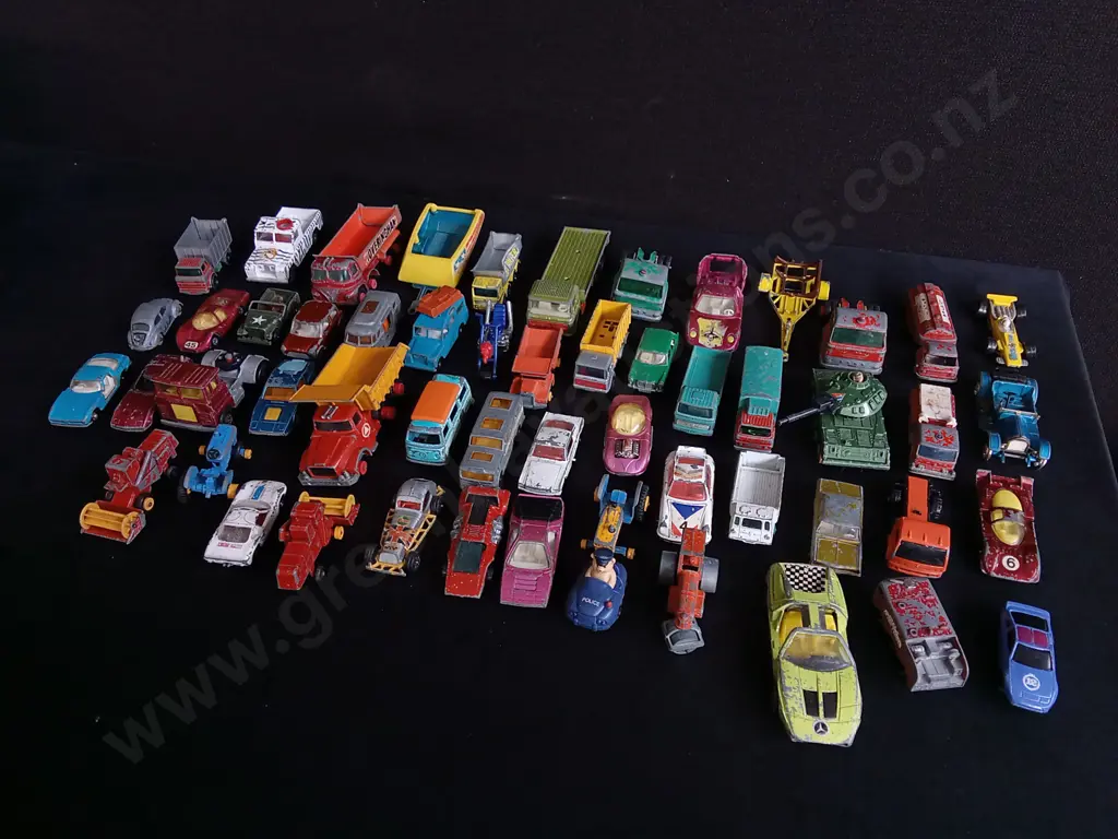 MIX OF TOY CARS, INCLUDING VINTAGE MATCHBOX AND CORGI DIE CASTS Image 1++