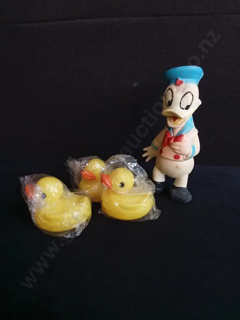 VINTAGE 1960S DONALD DUCK SQUEAKY BATH TOY AND 3 RUBBER DUCKS Image 1++