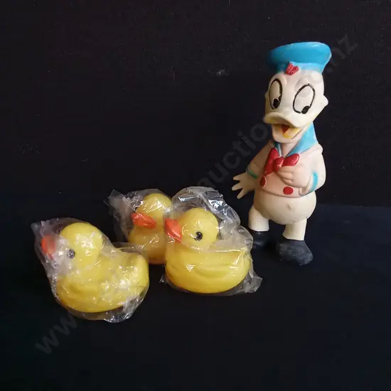 VINTAGE 1960S DONALD DUCK SQUEAKY BATH TOY AND 3 RUBBER DUCKS