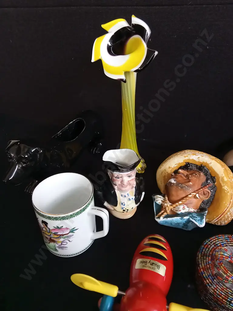 MISCELLANEOUS MIX OF ITEMS, INCLUDING VINTAGE DECOR, HAND BLOWN GLASS, ETC Image 1++