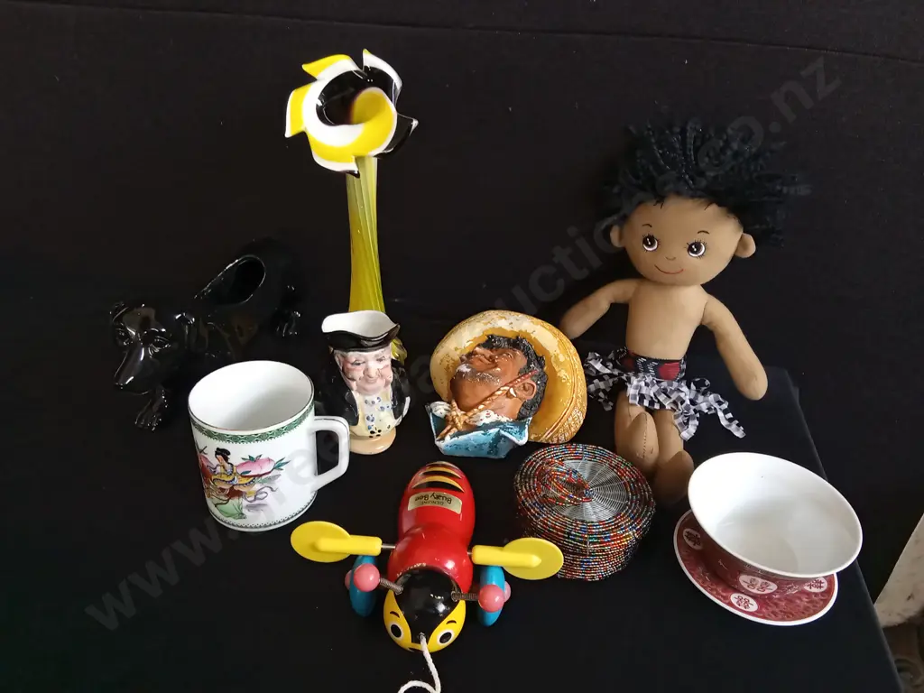 MISCELLANEOUS MIX OF ITEMS, INCLUDING VINTAGE DECOR, HAND BLOWN GLASS, ETC Image 1++