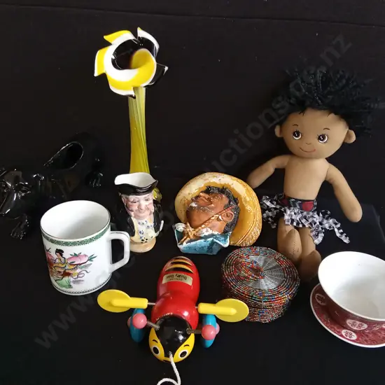 MISCELLANEOUS MIX OF ITEMS, INCLUDING VINTAGE DECOR, HAND BLOWN GLASS, ETC