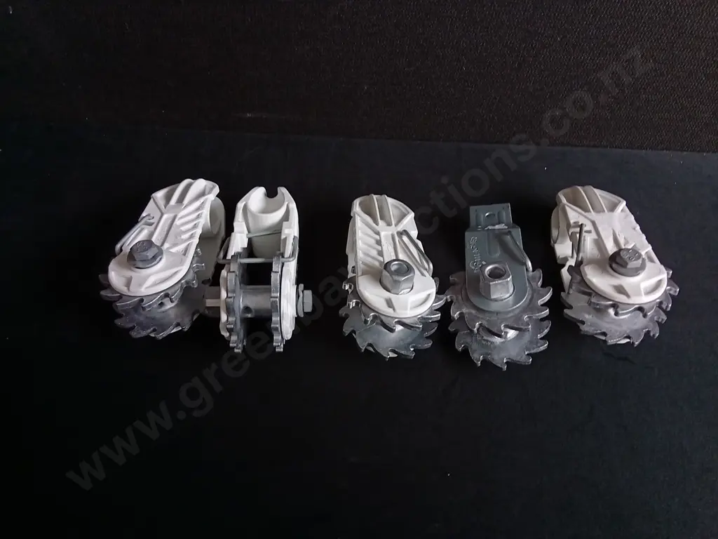 5 PIECES GALLAGHER INSULATED END STRAINERS Image 1++