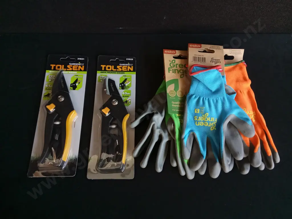 5 PIECES BRAND NEW GARDENING ITEMS, INCLUDING THREE PAIRS OF GLOVES AND AND TWO SHEARS Image 1++