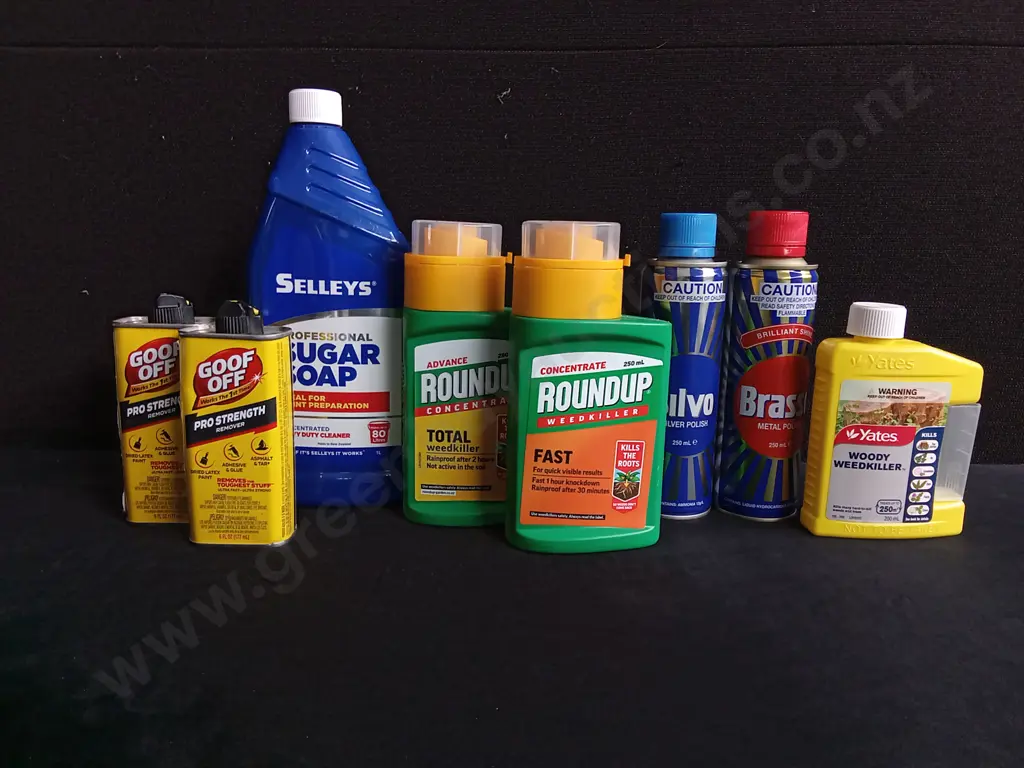 8 PIECES BRAND NEW GARDENING AND CLEANING PRODUCTS Image 1++