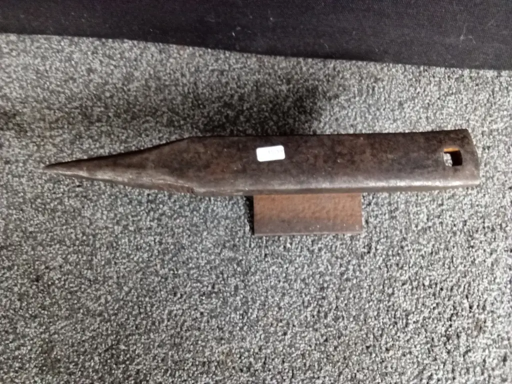 CAST IRON SMALL ANVIL Image 1++