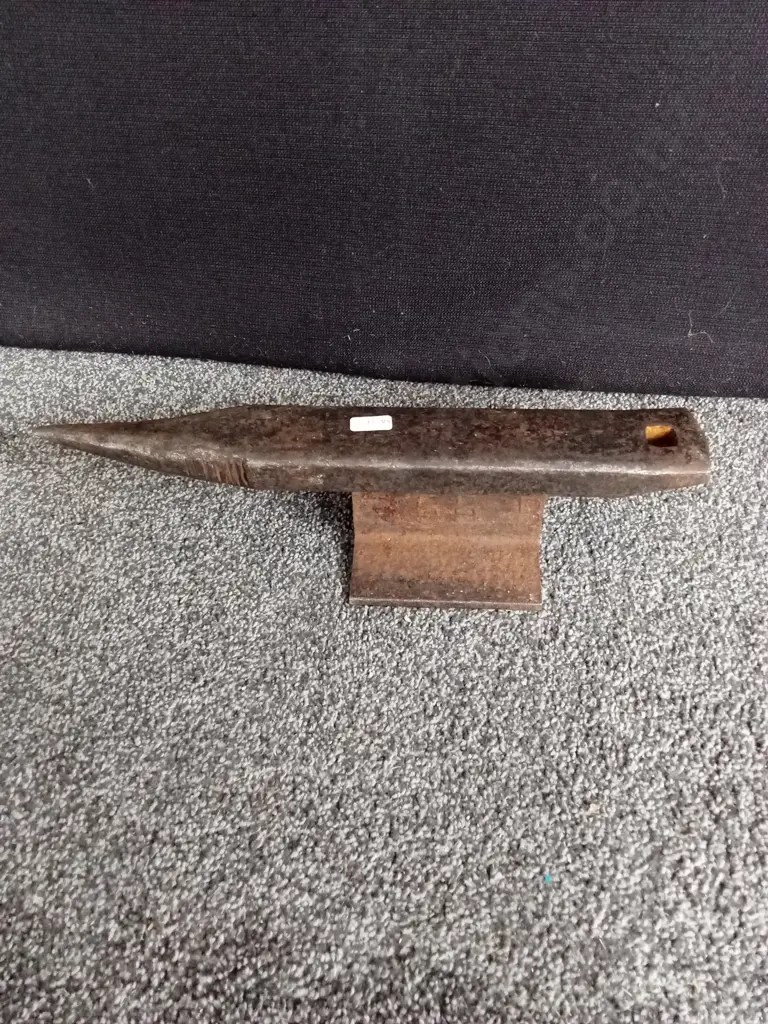 CAST IRON SMALL ANVIL Image 1++