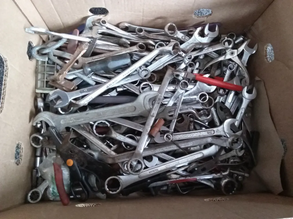 BOX OF HAND TOOLS AND HARDWARE Image 1++