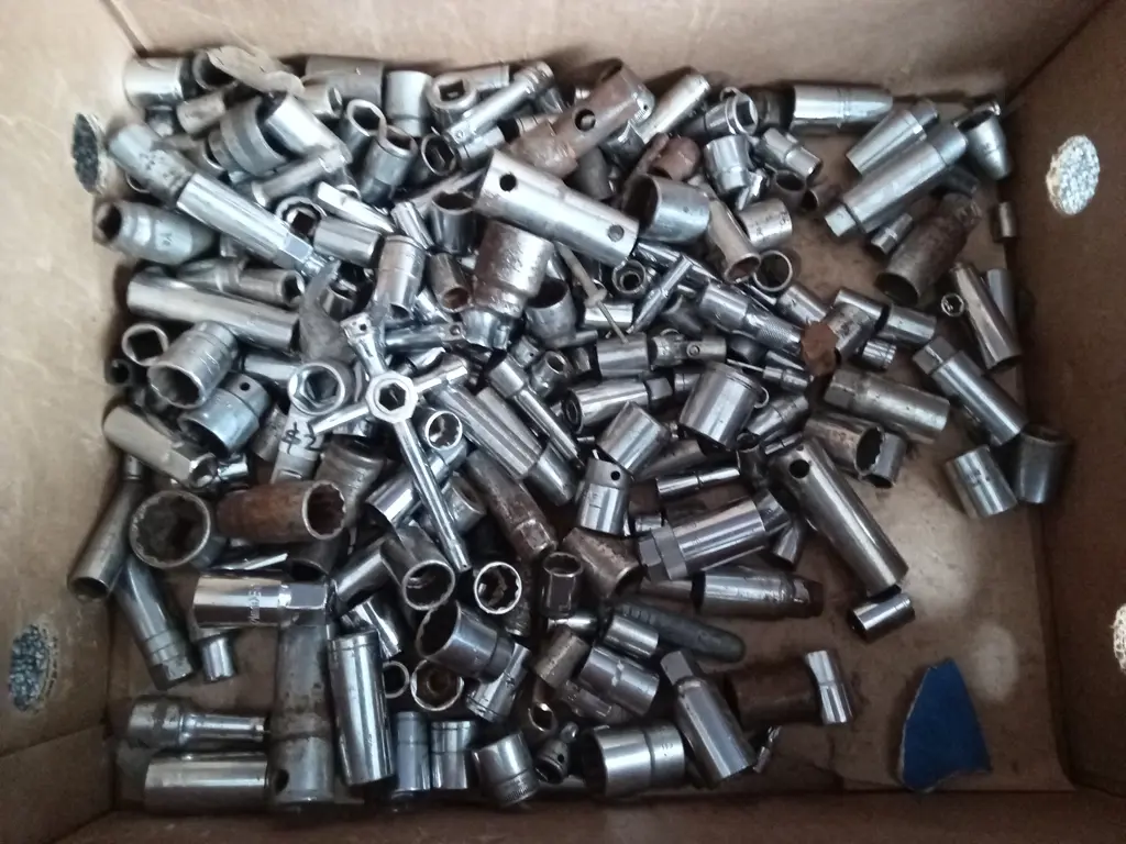 BOX OF HARDWARE Image 1++