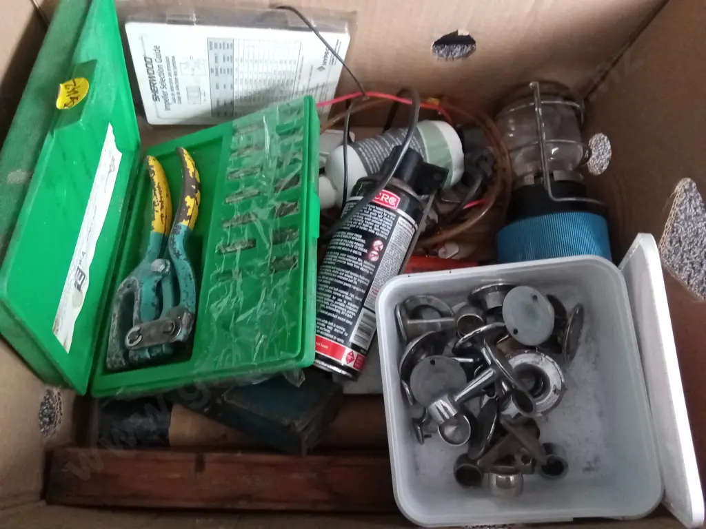 BOX OF ASSORTED ITEMS Image 1++