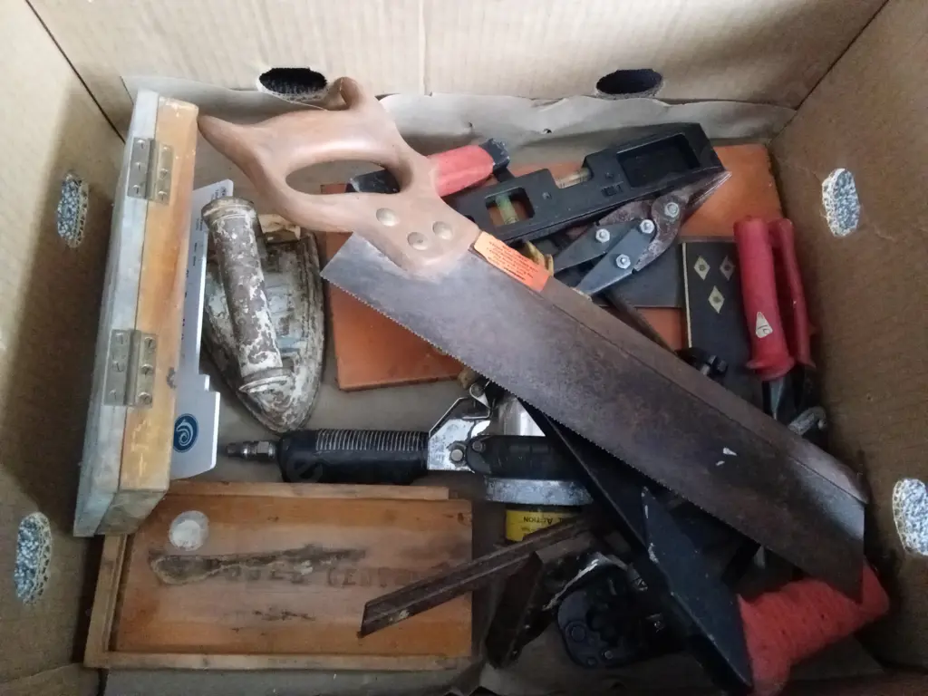 BOX OF ASSORTED HAND TOOLS AND ITEMS Image 1++