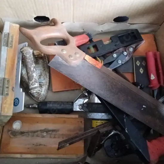 BOX OF ASSORTED HAND TOOLS AND ITEMS