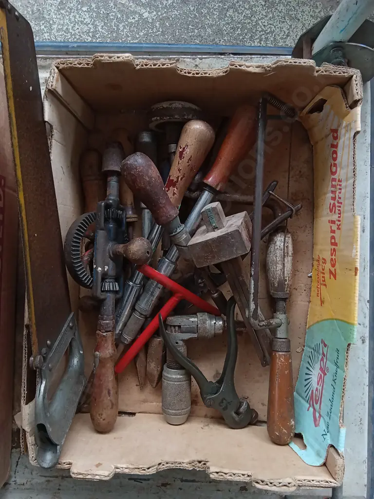 BOX MIX OF HAND TOOLS, INCLUDING ANTIQUES Image 1++