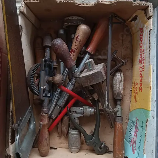 BOX MIX OF HAND TOOLS, INCLUDING ANTIQUES