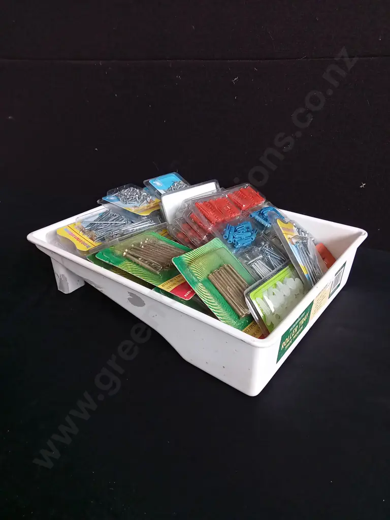 BULK ASSORTMENT OF BRAND NEW SCREWS, FASTENERS, AND WALL PLUGS IN PLASTIC ROLLER TRAY Image 1++